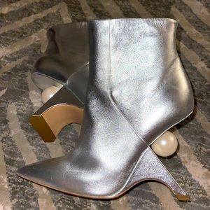 Stunning 381/2 Nicolas Kirkwood booties silver pearl Chanel